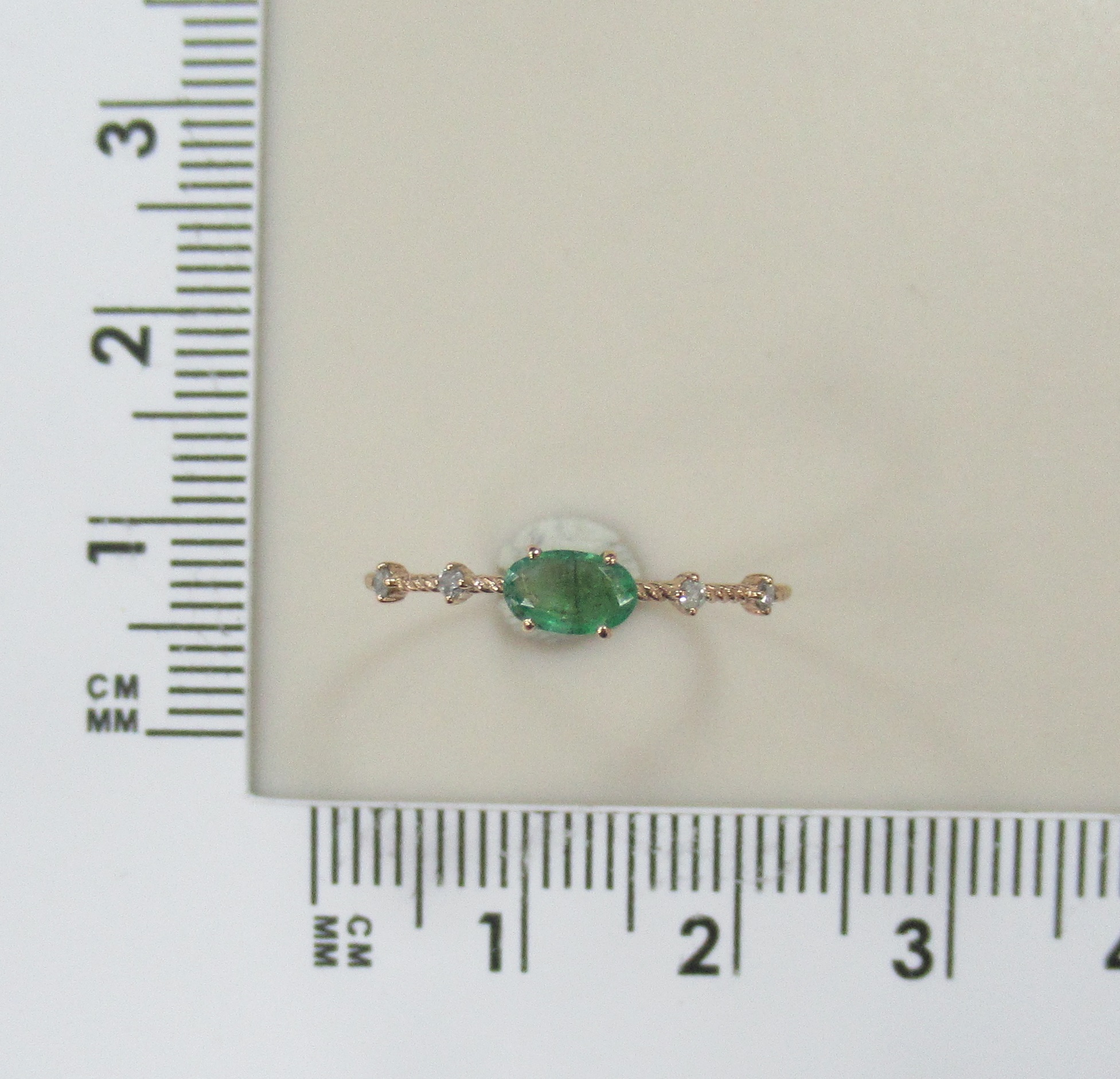 Кольцо из золота с изумрудом